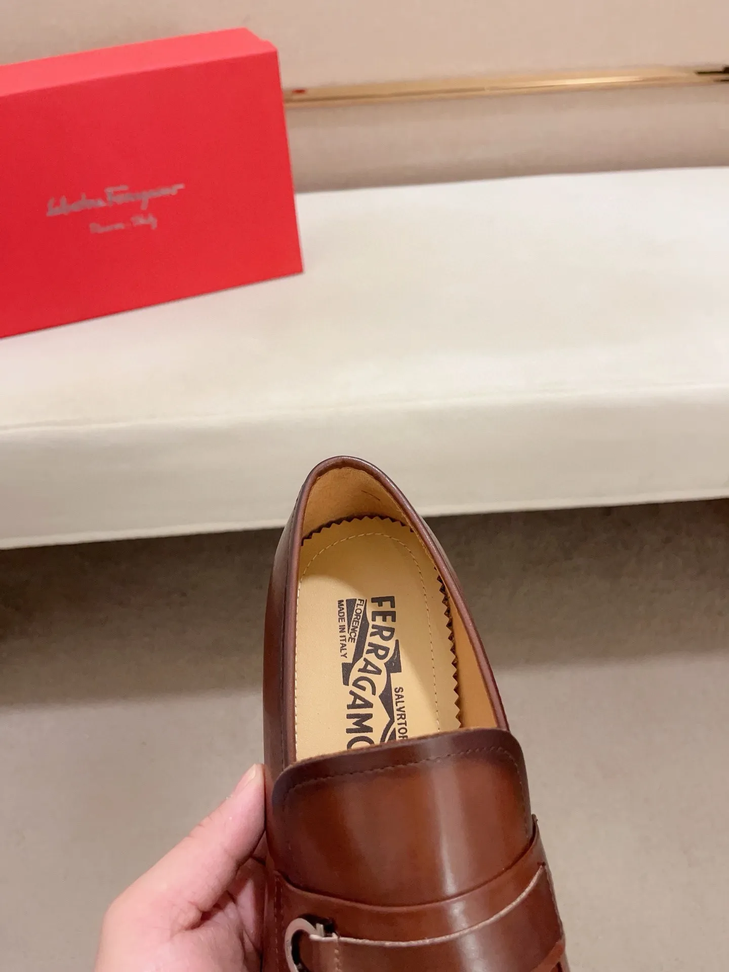 Men's shoes💰: 540💰 High version Ferragamo quality! 🆕🆕Exclusive hot-selling products in stock🔥🔥New products on the shelves, high-quality shoes, high-end driving shoes, with complete packaging! 💪 💪 Material: imported patented cowhide 🐂 + imported high-quality water-dyed cowhide lining + wear-resistant outsole 👍🏻👍🏻 Features: high-end and comfortable, purely handmade 🚀 🚀 Create the perfect shoes that suit you best 🔥 🔥 Size: (38-44) Can be customized 45 non-returnable!
